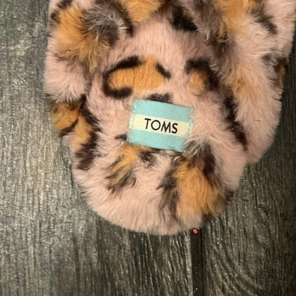 Tom’s leopard slippers - Picture 2 of 3